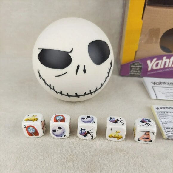 Yahtzee Tim Burton’s The Nightmare Before Christmas Travel Edition - Picture 2 of 10